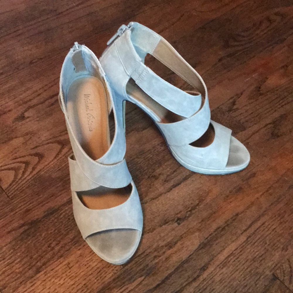 Nude high-heels